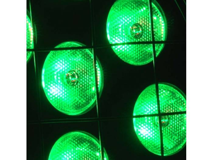 Cameo STUDIO PAR 64 Q 8W - Foco PAR LED de cuatro colores RGBW 18 x 8 W con Carcasa negra